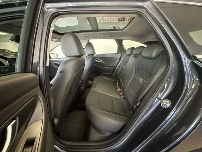 Hyundai i30 Kombi 1.6 CRDI  Prime +AHK+Pano+Winterräder+