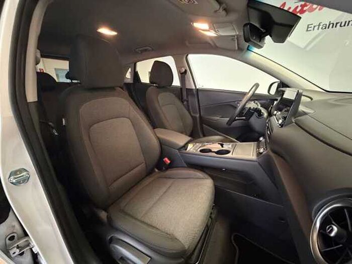 Hyundai KONA EV Trend +SOH100%+Winterräder+Navi Paket+